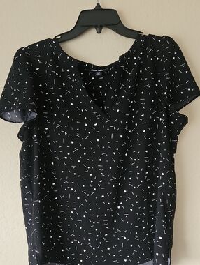 Hilary Radley Black Short Sleeve V-Neck Top with Heart Confetti Print Medium